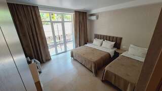 Гостевой дом Kiparizzz Лазаревское Двухместный номер с 1 кроватью или 2 отдельными кроватями и балконом-1