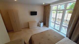 Гостевой дом Kiparizzz Лазаревское Двухместный номер с 1 кроватью или 2 отдельными кроватями и балконом-2