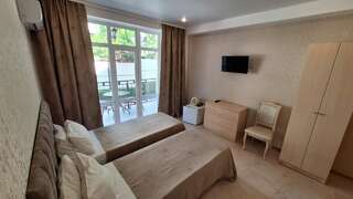 Гостевой дом Kiparizzz Лазаревское Двухместный номер с 1 кроватью или 2 отдельными кроватями и балконом-5